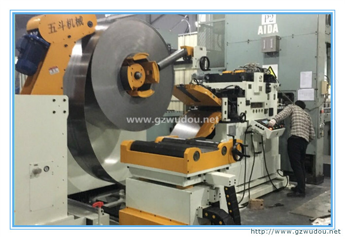 日本技术生产厂家送料机自动化设备进口材料送料机.jpg